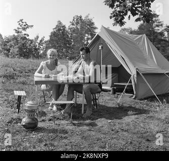 Oslo 13. Juli 1957. Das Wochenmagazin zeigt Campingausrüstung. „Alles mögliche Koffer. Es sieht aus wie ein Tisch, und das ist es auch, wenn Sie kleine Griffe getan haben. Aber sonst ist es ein Koffer, und es ist praktisch und praktisch und enthält eine unglaubliche Menge." Blau. 4 Stühle und Essausstattung für 4 Personen. Preis: 247 NOK. Foto: Kaare Nymark / Current / NTB Stockfoto