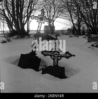 Lofoten im Winter 1951. Mehrere Fischerdörfer in Lofoten werden geräumt, weil sie ohne Strom, Straßen-, Kais- und Telefonanschluss nicht betrieben werden können. An einigen Orten haben die Gemeinden beantragt, Geld vom Staat zu bewegen, um die gesamte Bevölkerung einschließlich der Wohnhäuser zu bewegen. Hier vom Friedhof in Moskenes. Es gibt meist Frauen, die begraben werden, die Männer, die verstorben sind, sind am häufigsten auf See gestorben. Foto: Sverre A. Børretzen / Aktuell / NTB Stockfoto