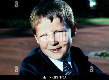 Asker 197909: Die Kronprinzenfamilie in Skaugum, September 1979. Das Kronprinzenpaar und die Kinder, die zu Hause in Skaugum fotografiert wurden. Das Bild: Prinz Haakon Magnus im Garten von Skaugum. Foto: Bjørn Sigurdsøn / NTB / NTB Stockfoto