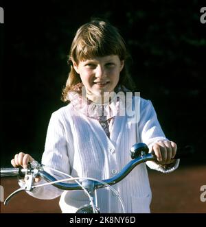 Asker 197909: Die Kronprinzenfamilie in Skaugum, September 1979. Das Kronprinzenpaar und die Kinder, die zu Hause in Skaugum fotografiert wurden. Picture: Prinzessin Märtha Louise mit dem Fahrrad. Foto: Bjørn Sigurdsøn / NTB / NTB Stockfoto