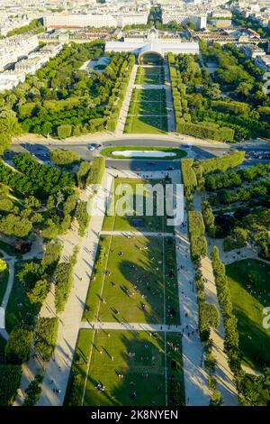 Eine Luftaufnahme des großen öffentlichen Grünraumes CHAMP de Mars in Paris, Frankreich Stockfoto