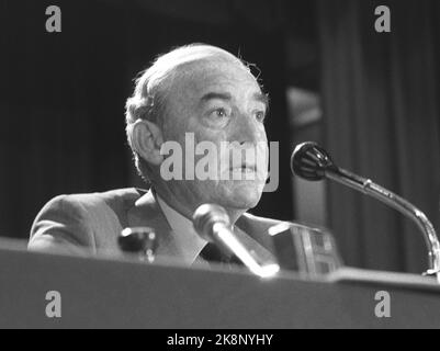 Oslo 19840826. Rechtsgerichtete nationale Sitzung. Der stellvertretende Vorsitzende Jo Benkow auf der Kanzel während des nationalen Treffens von Høyre. Ernst. Foto: Henrik Laurvik NTB / NTB Stockfoto