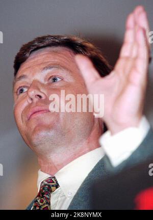 Drammen 19950128. Der Vorsitzende der Christlichen Volkspartei, Kjell Magne Bondevik, dankt, bleibt aber weiterhin als parlamentarischer Führer im Storting. Bondevik kündigte dies während der lokalen Teamleiter-Konferenz in Drammen an. Foto: Jon EEG NTB / NTB Stockfoto