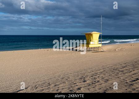 Rettungsschwimmer Turm am Strand an einem sonnigen Tag Stockfoto