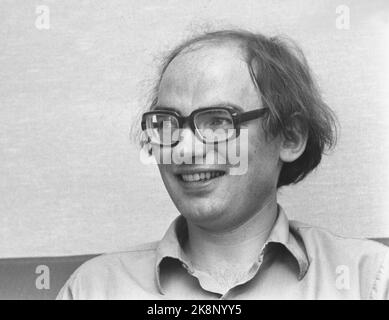 Oslo 19740518. Dr. Philos Ola Bratteli (27) hat eine Doktorarbeit in C-Algebraer gemacht. Bratteli hat alle seine Prüfungen mit Einstellung und nicht mehr ruht auf seinem C-Star, sondern an einem Symposium über die C-Algebra, wenn er nach Marseille, wo er studiert. Foto: Ivar Aaserud Current / NTB Stockfoto