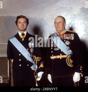 Oslo, 1974. Oktober: König Carl Gustaf von Schweden zu einem offiziellen Besuch in Norwegen. Hier zusammen mit König Olav fotografiert bei der Vogelfabrik auf dem Schloss. Foto: NTB / NTB Stockfoto