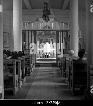 Loen 1947 etwas mehr als 10 Jahre nach dem großen Rennunfall ist das Leben in den Dörfern rund um Loen zurückgekehrt. Gottesdienst in der 100 Jahre alten Loen Kirche. Der Priester kniet vor dem Altar. Foto: Th. Scotaam / Aktuell / NTB Stockfoto