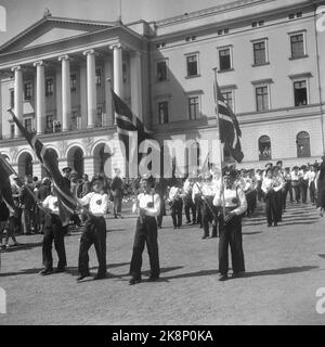 Oslo, 17. Mai 1954. Der Kinderzug fährt fast still am Schloss vorbei, Prinzessin Märtha starb am 5. April dieses Jahres, so dass die Feier vom 17. Mai etwas gedämpft war. Foto; NTB / NTB Stockfoto