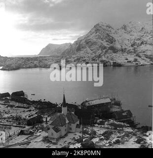 Lofoten im Winter 1951. Mehrere Fischerdörfer in Lofoten werden geräumt, weil sie ohne Strom, Straßen-, Kais- und Telefonanschluss nicht betrieben werden können. An einigen Orten haben die Gemeinden beantragt, Geld vom Staat zu bewegen, um die gesamte Bevölkerung einschließlich der Wohnhäuser zu bewegen. Hier die Moschee-Kirche, die sich auf der gegenüberliegenden Seite von Vika für Sørvågen befindet, ist ein großer Teil der Bevölkerung umgezogen. Foto: Sverre A. Børretzen / Aktuell / NTB Stockfoto