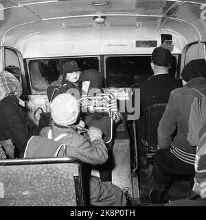 Aurskog 11 February 1956 'Diese Kinder haben 3 Meilen Schulstraße' die jungen Kinder Kjell aus Nybak, Hallvard aus Sinkerud und Marit aus Stenshaugen müssen 6 km allein durch den nächtlichen Schwarzwald laufen, bevor sie den Schulbus in Bekkesaga erreichen. Sie müssen um 5 Uhr aufstehen, um den Bus zu erreichen, der zur Haneborg-Schule in Aurskog fährt. Kjell aus Nybak im Schulbus zusammen mit anderen Schülern auf dem Weg zur Schule. Foto; Sverre A. Børretzen / Aktuell / NTB Stockfoto