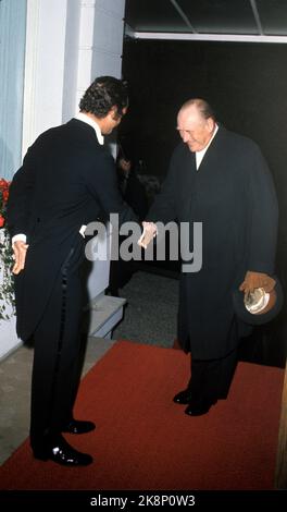 Oslo 1974. Oktober: König Carl Gustaf von Schweden zu einem offiziellen Besuch in Norwegen. König Olav kommt zum Abendessen in der schwedischen Botschaft an und wird von König Carl Gustaf begrüßt. Foto: NTB / NTB Stockfoto