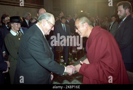 Oslo 198912: Friedensnobelpreis 1989 an den Dalai Lama. Das Bild: Der Dalai Lama, spiritueller und politischer Führer Tibets im Exil, wird nach der Nobelpreiszeremonie von König Olav gratuliert. Im Hintergrund t.v. Auch das norwegische Kronprinzenpaar Sonja und Harald. Foto: Inge Gjellesvik Stockfoto