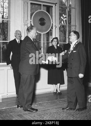 Oslo 19550525. Der isländische Präsident zu einem offiziellen Besuch in Norwegen. Präsident Asgeir Asgeirson besucht die Universität und wird von Rektor Dr. Jur. Frede Castberg. König Haakon in Bagrunnen mit Frau Asgeirson. Foto: NTB / NTB Stockfoto