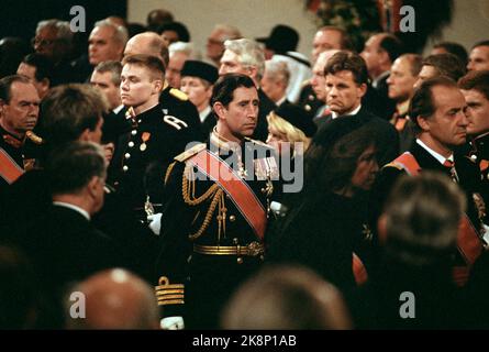 Oslo 19910130. Beerdigung von König Olav V. Charles Prince of Wales kommt bei der Trauerfeier in der Kathedrale von Oslo an. Foto: Lise Åserud NTB / NTB Stockfoto