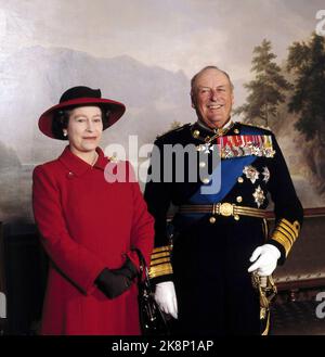 Oslo 19810505. Königin Elizabeth bei einem Staatsbesuch in Norwegen mit ihrem Mann Prinz Philip. Königin Elizabeth und König Olav während der offiziellen Fotografie im Vogelfibel auf dem Schloss. Roter Mantel und Hut, schwarze Tasche und Handschuhe. König Olav in der Navy Galla Uniform. Foto: Pro Løchen / NTB / NTB Stockfoto