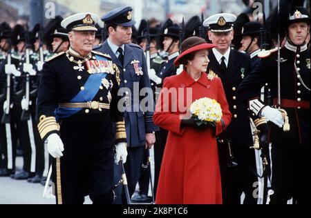 Oslo 19810505. Königin Elizabeth in Norwegen bei einem Staatsbesuch mit ihrem Mann Prinz Philip. Die Königin inspiziert den Ehrengarten mit König Olav nach der Ankunft in Honnørbrygga. Roter Mantel, schwarzer und roter Hut, schwarze Handschuhe, Blumenstrauß. Foto: Erik Thorberg / NTB / NTB Stockfoto