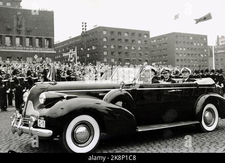 Oslo 19550624. Königin Elisabeth II. Bei einem Staatsbesuch in Norwegen. Hier sehen wir die königliche Abkürzung in einem offenen Auto mit Prinz Philip und Kronprinz Olav. Die Abkürzung führt vom Honnørbryggen zum Schloss. Lächelnd. Foto: NTB Archive / NTB Stockfoto