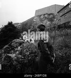 Halden 1961. 'Jungfrau in der Höhe' Festung Fredriksten in Halden. Das wichtigste Geschäft in Fredriksten findet heute im Gebäude rechts, dem Verteidigungsgymnasium und der Real School statt. 52 Bergan im Bild, geht in 1. real. Die beiden Mädchen sind Schüler der Hausfrau-Schule, die sich in netter Nähe befinden. 300. Jubiläum 2. Mai 1961. Foto: Aage Storløkken / Aktuell / NTB Stockfoto