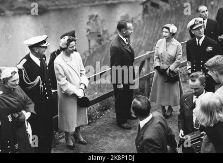 Oslo 19550624. Königin Elisabeth II. Bei einem Staatsbesuch in Norwegen. Königin Elizabeth besucht mit ihrem Mann Prinz Philip den Holmenkollen. Hier sehen wir Einar Bergsland, das sie um den Sprunghügel zeigt. Foto: NTB Archive / NTB Stockfoto