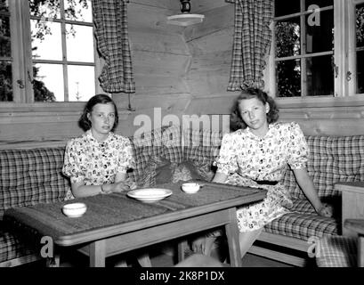 Asker 19460524. Die Kronprinzenfamilie fotografierte in Skaugum. Hier sehen wir (TV) Prinzessin Ragnhild und Prinzessin Arid im Sofahaken bei Skaugum. Die Prinzessinnen mit gleichen Kleidern. Foto: NTB Archive / NTB Stockfoto