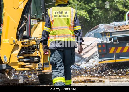 Bei einem Verkehrsunfall, bei dem ein Schnellmesserwagen in Kapstadt, Südafrika, seine Ladung verlor, trägt der Feuerwehr- und Rettungsdienst eine gut sichtbare Kleidung Stockfoto