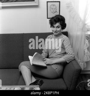 Oslo, Den 21. Januar 1959. Home Berichterstattung mit Schauspieler Ingerid Vardun. Hier sitzt sie auf der Couch und liest das Drehbuch. Foto: Aage Storløkken / Aktuell / NTB Stockfoto