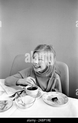 Røros März 1968 Aufnahme des Films über Pippi Langstrumpf aus den Büchern von Mastrid Lindgren. Pippi wird von Inger Nilsson gespielt. Hier ist Inger Nilsson selbst ohne Kostüm, trinkt Tee. Foto: Aage Storløkken / Aktuell / NTB Stockfoto