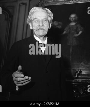 Oslo 19541102 der Friedenspreis: Friedensnobelpreis für 1952 an Albert Schweitzer, Arzt, Missionar und Gründer des Lambarene Hospital in Gabun. (Die Auszeichnung wurde 1952 vergeben, Schweitzer war jedoch nicht bei der Auszeichnung anwesend. Er besuchte Norwegen im November 1954. Hier Schweitzer bei einer Pressekonferenz am 2. November 1954.) Foto: NTB / NTB Stockfoto