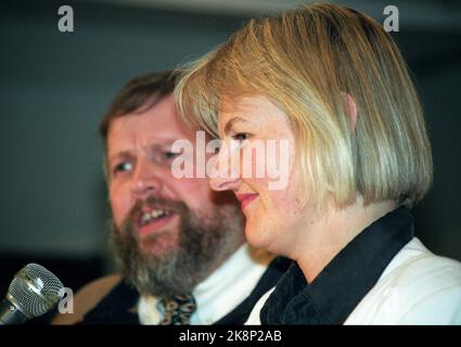 Drammen 19950128. Der Vorsitzende der Christlichen Volkspartei, Kjell Magne Bondevik, dankt, bleibt aber weiterhin als parlamentarischer Führer im Storting. Bondevik kündigte dies während der lokalen Teamleiter-Konferenz in Drammen an. Hier sehen wir Valgerd Svarstad Haugland mit Jon Lilletun während der Konferenz. Foto: Jon EEG NTB / NTB Stockfoto