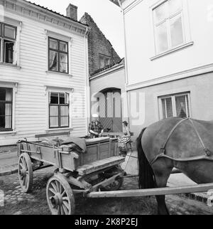 Fredrikstad 19590530 'Touristidylll aus dem Jahr 1567' die einzige erhaltene Festungsstadt der nordischen Region - erbaut im Regenschirm, heute eine große, friedliche Idylle - liegt in Fredrikstad. Mann mit Pferd und Wagen in der Altstadt. Foto; Aage Storløkken / Aktuell / NTB NB! Foto wurde nicht behandelt! Stockfoto