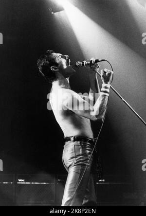 Oslo 19820412. Freddie Mercury, Frontfigur in der Musikgruppe Queen, auf der Bühne während des Konzerts in Drammenshallen. Foto Tormod Kjensjord / NTB / NTB Stockfoto