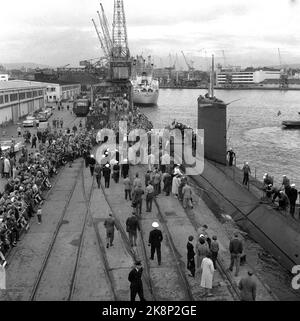 Oslo 19580826 das amerikanische Atom-U-Boot "Skate" kommt nach Oslo und viele Zuschauer sind vor Ort. Foto; NTB / NTB Stockfoto