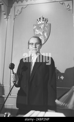 Oslo 19620217. Die Vertreterin von Storting, Magnhild Hagelia aus Gjerstad in Risør, ist die erste Frau auf dem Platz des Präsidenten der Lagering. Hier knüppelt sich Hagelia um den Titel der ersten weiblichen Präsidentin des Landes. Foto: Sverre Børretzen Current / NTB Stockfoto