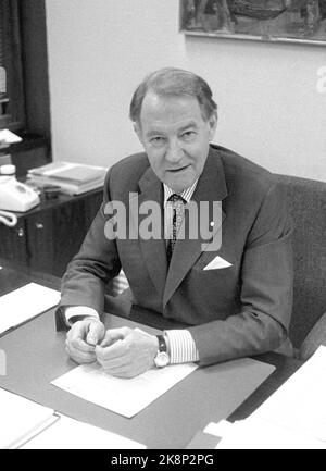 Oslo 19811110: Industrieminister Jens-Halvard Bratz (H) (geboren 1920, gestorben 2005) fotografiert im Regierungsgebäude. Foto: Erik Thorberg NTB / NTB Stockfoto