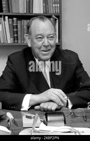 Oslo 19601022. Trygve Lie (1896-1968) norwegischer Anwalt und Politiker. Außenminister während des Zweiten Weltkriegs 1940-45-und bis 1946. Wurde der erste Generalsekretär der Vereinten Nationen 1946-1953. Trygve Lie fotografiert in seinem Büro im Zusammenhang mit einem Repot in der Strömung. Raucht Zigarette. Foto: Ivar Aaserud Current / NTB Stockfoto