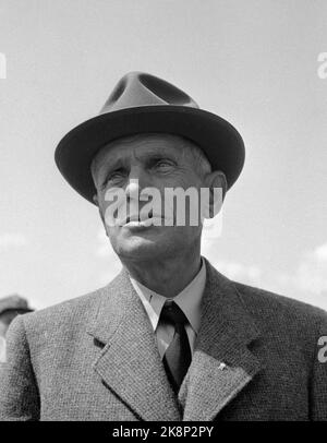 Oslo 19450603 General Otto Ruge kommt nach fünf Jahren deutscher Gefangenschaft nach Fornebu. Ruge (1882 - 1961), war ab dem 10,4.1940 kommandierender General und ab dem 18,5.1940 Kommandeur des neu geschaffenen Armed Forces Command. Oberkommandant während des Feldzugs in Norwegen saß Ruge ab 10.6.1940 und dem Rest des Krieges in deutschen Kriegsgefangenen. Wiedereingesetzt als Verteidigungsleiter 15,7.1945, aber Abschied bereits am 1,1.1946. Foto: NTB Archive / NTB Stockfoto