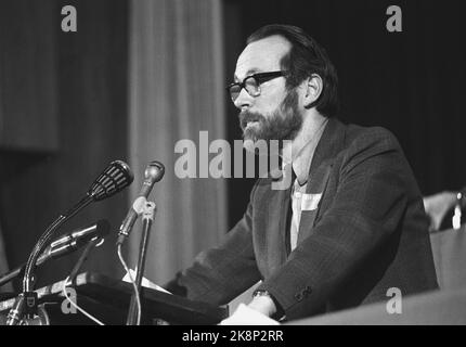 Oslo 19760220. Nationalversammlung Der Sozialistischen Linken Partei 1976. Berge Furre auf der Kanzel, die zum neuen Vorsitzenden der Sozialistischen Linken gewählt wurde. Foto: Henrik Laurvik / NTB Stockfoto