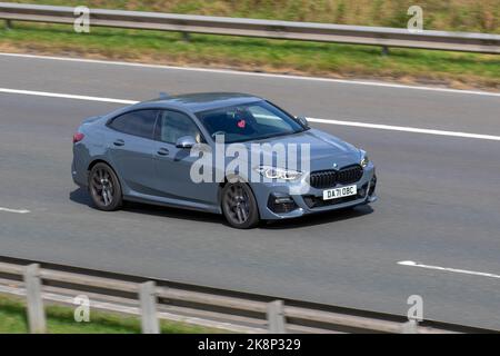 2021 Graue BMW 220D M SPORT AUTO 118d 1995 ccm Diesel Limousine; unterwegs auf der Autobahn M6, Manchester, Großbritannien Stockfoto