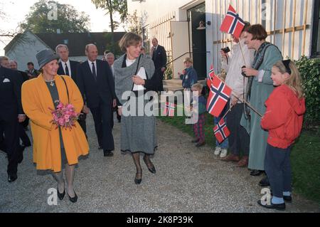 Kopenhagen 19911029 das norwegische Königspaar besucht Dänemark. Hier besuchen sie Schäffergården. Königin Sonja in gelbem Mantel und Hut. Zuschauer mit norwegischen Fahnen. König Harald im Hintergrund. Foto: Bjørn Sigurdsøn / NTB Stockfoto