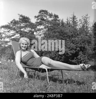 Oslo 13. Juli 1957. Das Wochenmagazin zeigt Campingausrüstung. Hier ist eine köstliche geschlossene Sonnenliege. Gewicht 5,5 Kilo und Preis 160 Kronen Foto: Kaare Nymark / Aktuell / NTB Stockfoto