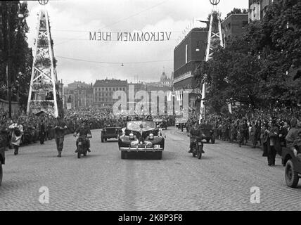 Oslo 19450607: Friedenstage 1945 Eine jubelende Menge begrüßte die königliche Familie am 7. Juni 1945 nach Norwegen zurück. Hier kommt die königliche Abkürzung Rådhusgaten unter einem Portal mit dem Text 'Welcome Home'. Foto: NTB / NTB Stockfoto