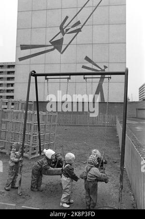 Oslo 19701107. ...... Aber das Auto ist Platz für. Aktueller Bericht über den Platz des Autos in der düsteren Stadt im Vergleich zu Kindern für Kinder. Haugenstua in Groruddalen. Foto: Ivar Aaserud / Aktuell / NTB Stockfoto