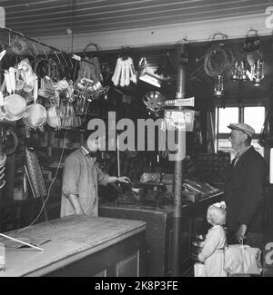 Fredrikstad 19590530 'Touristidylll aus dem Jahr 1567' die einzige erhaltene Festungsstadt der nordischen Region - erbaut im Regenschirm, heute eine große, friedliche Idylle - liegt in Fredrikstad. Auch moderne Geschäfte in der Altstadt wie Bernhard Hansen & Co. Haben sich einen Duft vergangener Zeiten bewahrt. Hier können Sie alle Neuankömmlinge handeln, aber in einer Atmosphäre der alten Kultur. Foto; Aage Storløkken / Aktuell / NTB NB! Foto wurde nicht behandelt! Stockfoto