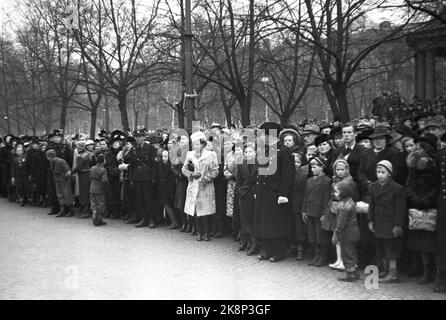 Oslo 19411102. Hird Muster auf dem Universitätsplatz. 3000 Männer schwören auf NS-Führer Vidkun Qusling. Zuschauer und Polizisten. Foto: Johnsen / NTB Stockfoto