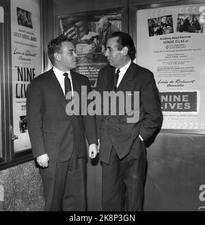 New York USA 19590121 amerikanische Premiere des Films 'Nine Liv' - die Geschichte des Kriegshelden Jan Baalsrud, von 1957, im Guild Theatre in New York. Hier begrüßt Louis de Rochemont III. (Sohn des Produzenten) Jan Baalsrud (Th) vor dem Theater vor der Premiere. Foto: NTB Stockfoto