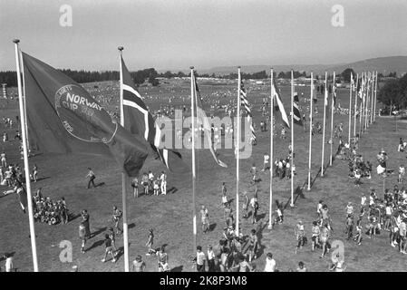 Oslo 19820802. Norwegen Cup1982 10.-jähriges Jubiläum. Internationales Fußballturnier für Kinder und Jugendliche bei Ekebergsletta. Bis zum Ende des Norwegen-Pokals werden Flaggen aus 16 Nationen über Ekebergsletta schweben. Die Auslandsbeteiligung ist in diesem Jahr größer als zuvor. Die gesamte Ekeberghallen wurde verwendet, um die 10.000 hungrigen Fußballspieler zu sättigen. Foto: Inge Gjellesvik / Bjørn Sigurdsøn NTB / NTB Stockfoto