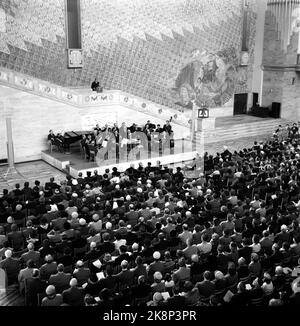 Oslo 195507. Der 10.. Jahrestag der Befreiung Norwegens. Hier von einem Festtreffen im Rathaus. Foto: Jan Stadium NTB / NTB Stockfoto