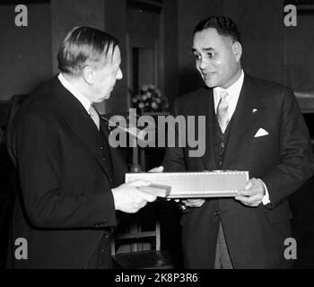 Oslo 19501210 der Friedenspreis: Friedensnobelpreis 1950 an Ralph Bunche, Professor an der Harvard University, Regie. Für das UN-Aufsichtsministerium und Vermittler im palästinensischen Konflikt 1948. Ralph Bunche (TH) erhält die Auszeichnung vom Direktor des Nobelinstituts Gunnar Jahn während der Zeremonie an der Universität der Universität. Foto NTB / NTB Stockfoto