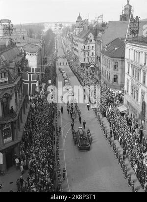 Oslo 1954-04-21 Begräbnis der Kronprinzessin Märtha. Übersichtsbild vom Karl Johans Tor mit der Trauerprozession mit der Bahre der Kronprinzessin Märtha. Flagge auf Halbstange entlang der Straße. Viele Menschen erkranken den Weg vom Schloss zur Kathedrale. Foto: NTB / NTB Stockfoto