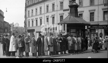 Oslo 194509 Peace Days, 1945. Mai. Am Narvesen-Kiosk im Dreieck in Pilestredet stehen Menschen Schlange, um Zeitungen zu kaufen. Foto: NTB / NTB Stockfoto